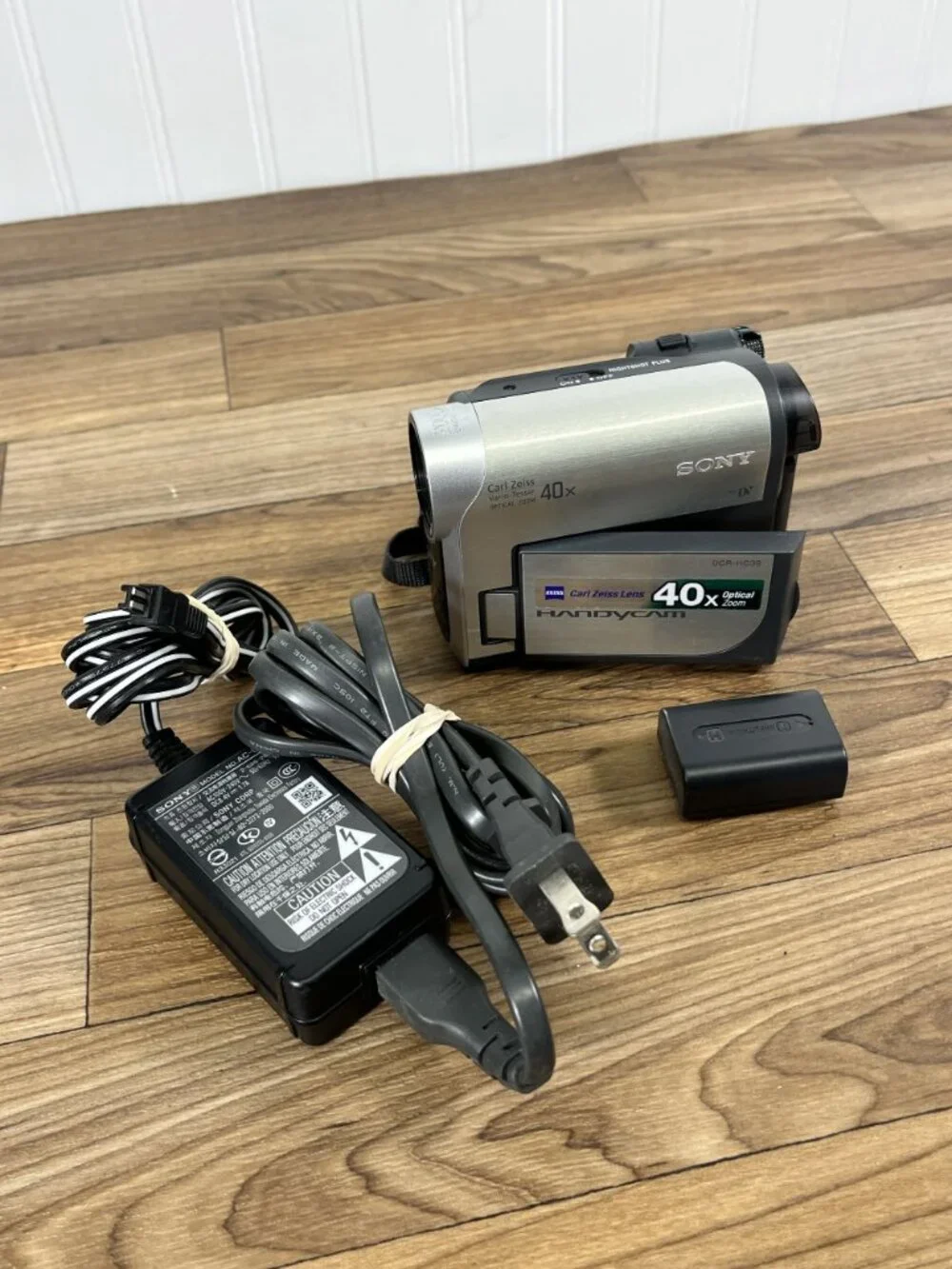Sony Handycam DCR-HC38 Digital Video Camera MiniDv FOR PARTS READ